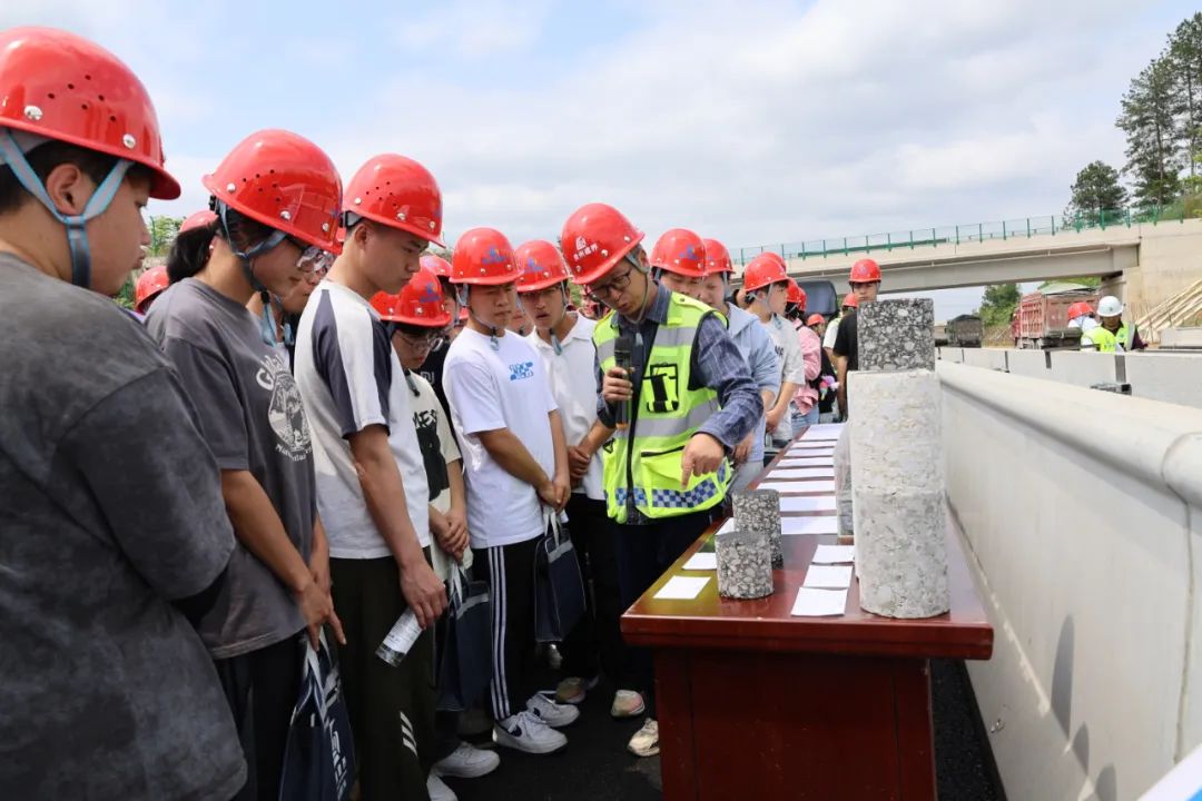 贵州交职大学师生深度研学贵平LM4标沥青面层“无人摊碾”前沿技术