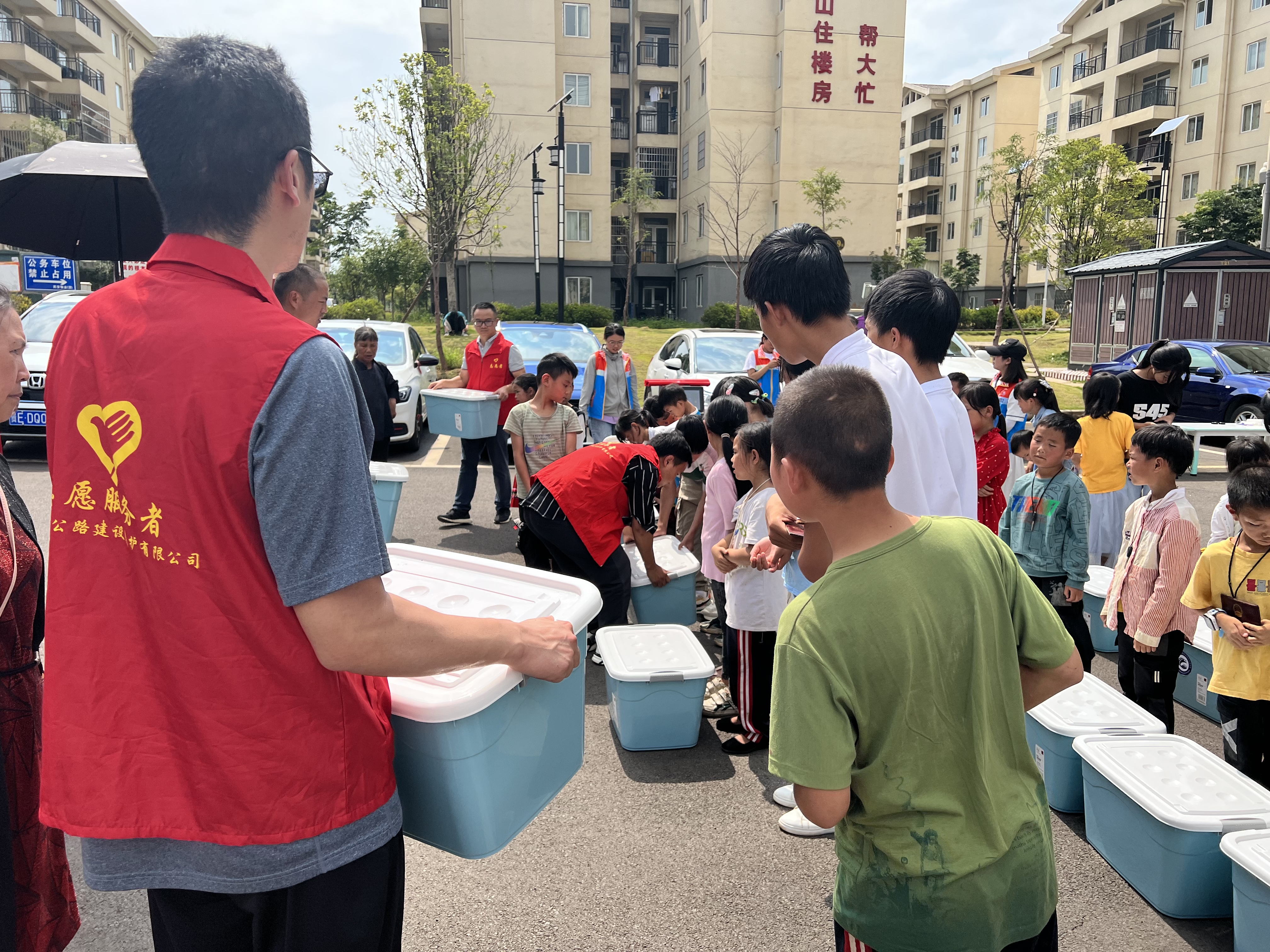 发放物资.JPG