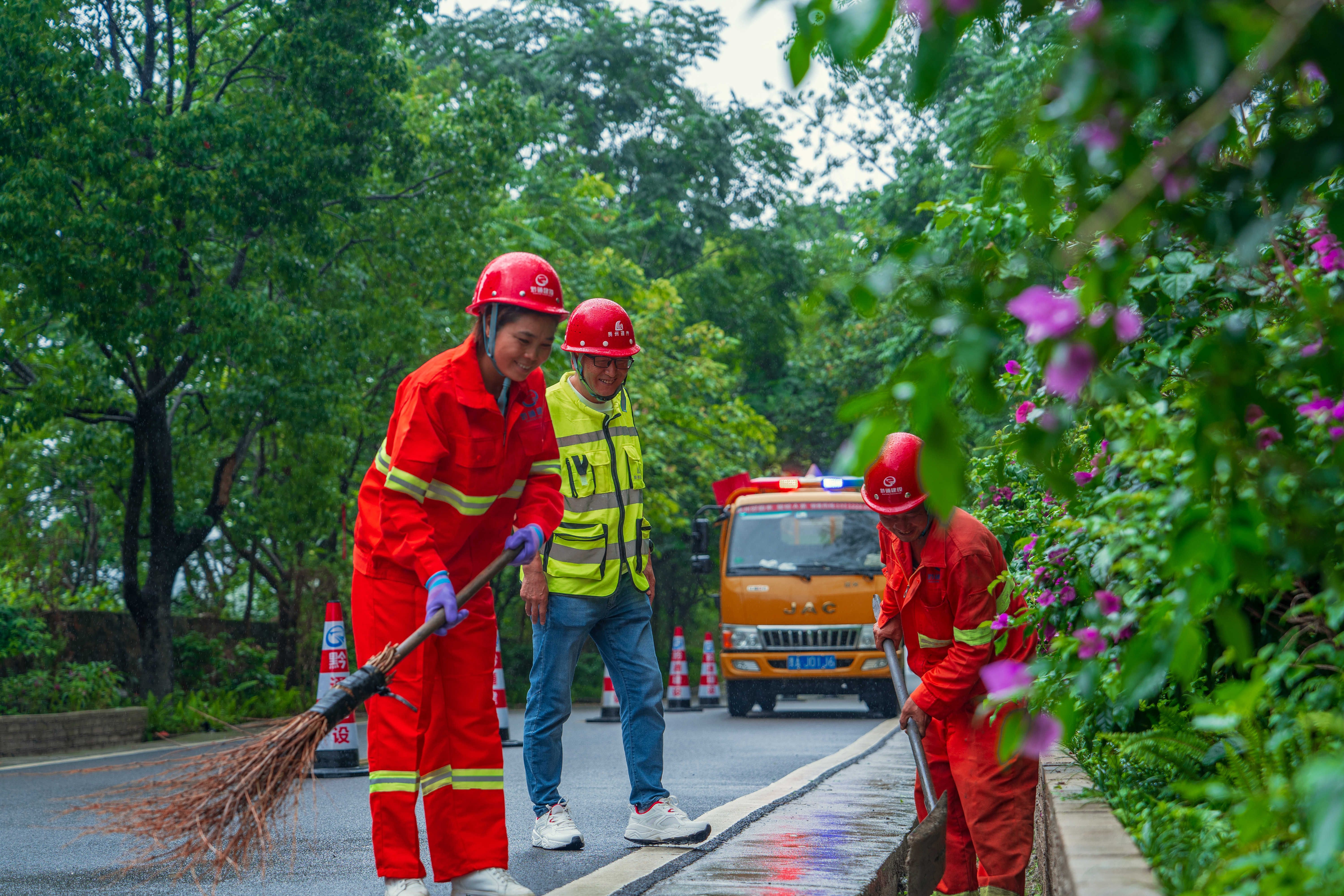 安顺养护总站进行路容路貌整治1.jpg
