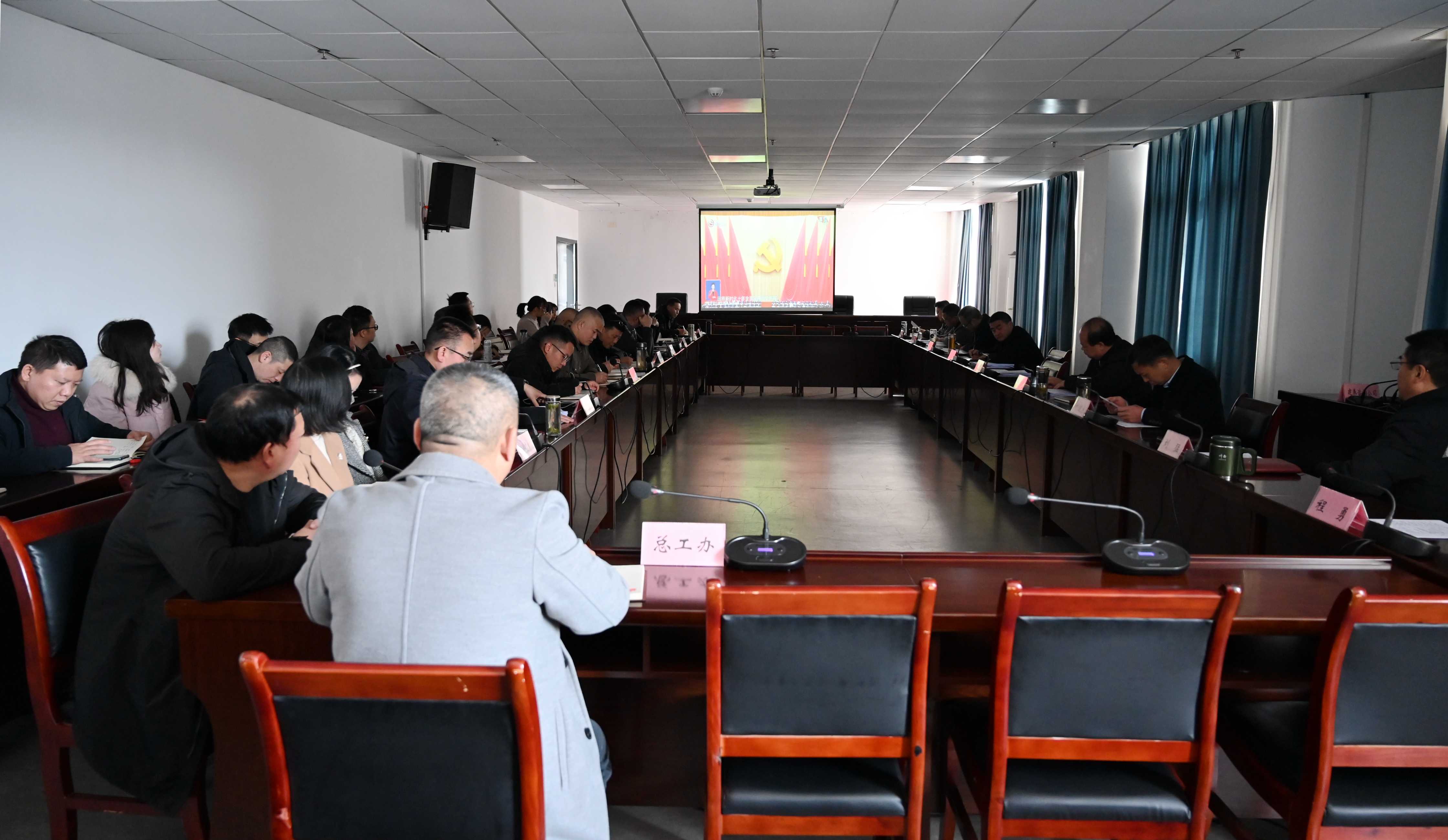 观看警示教育片《严明政治纪律》.jpg