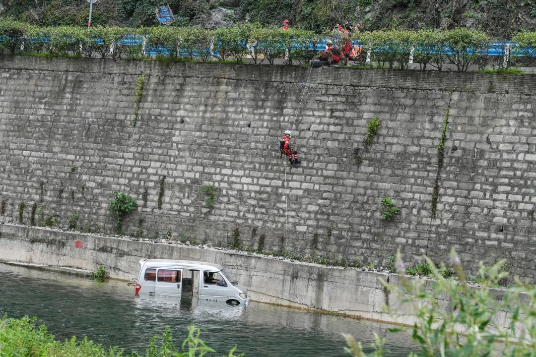 公路应急队员索降救援被困人员.jpg