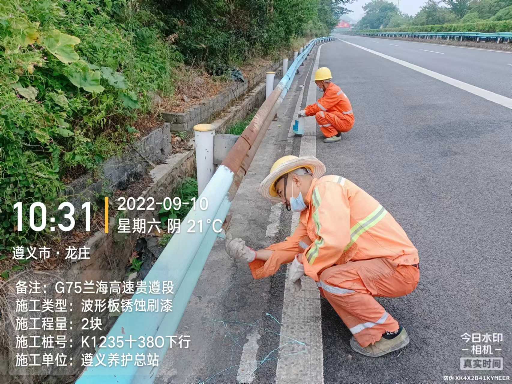 波形护栏除锈刷漆.jpg