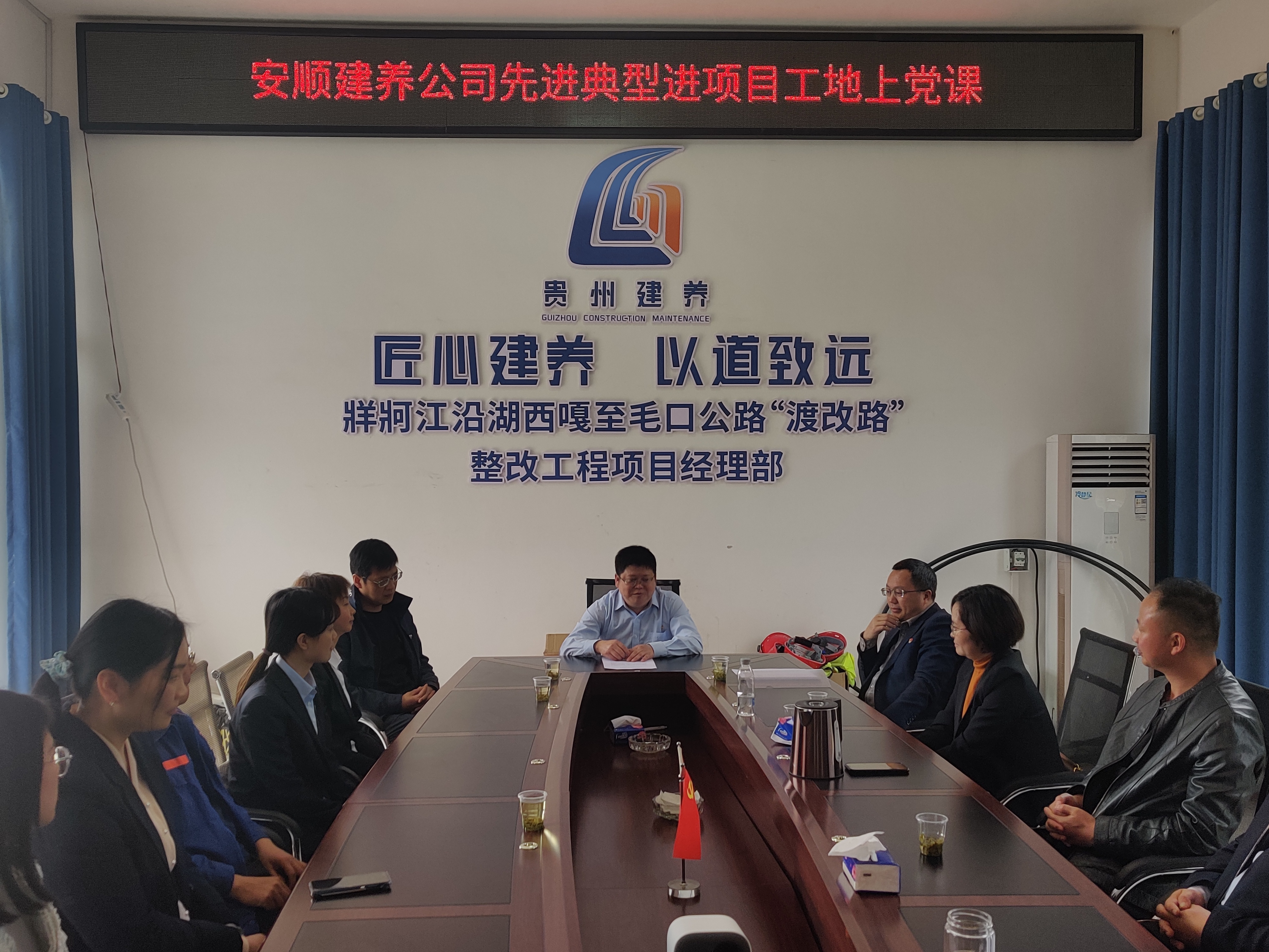 柴显文(中)上党课.jpg