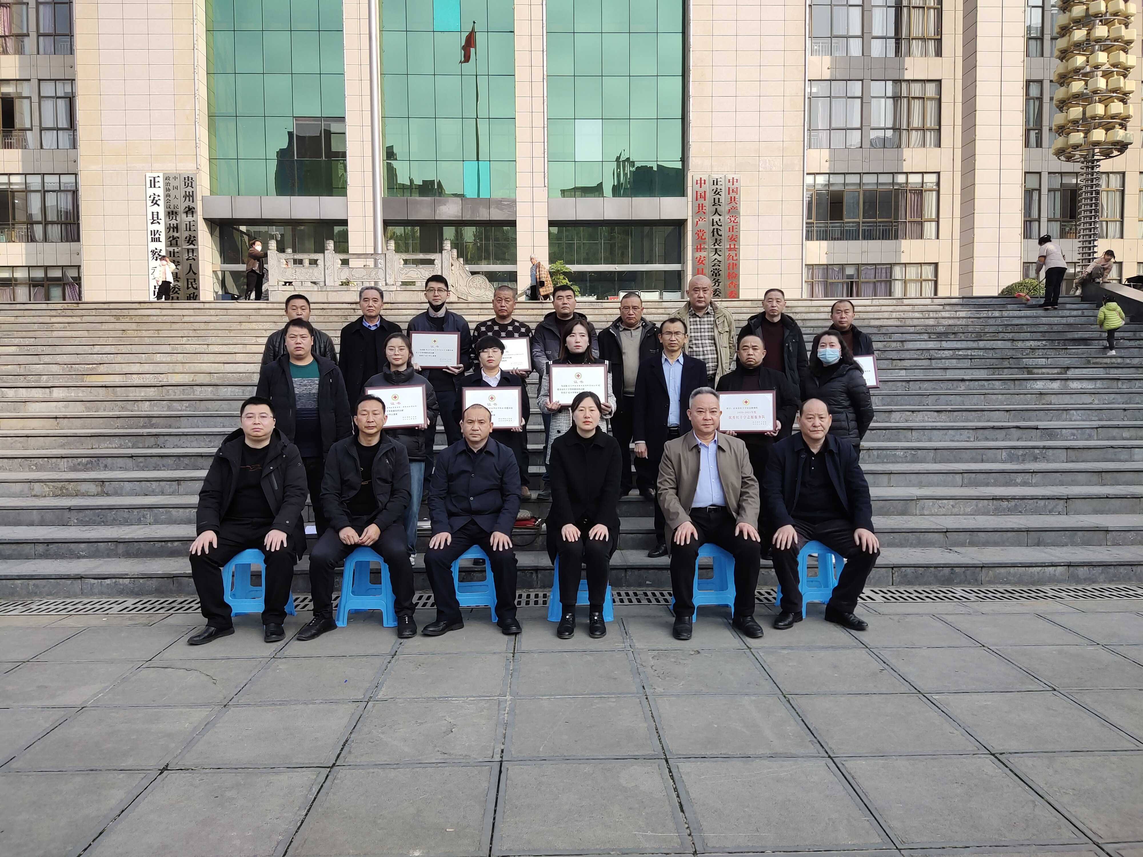获表彰的先进集体合照.JPG
