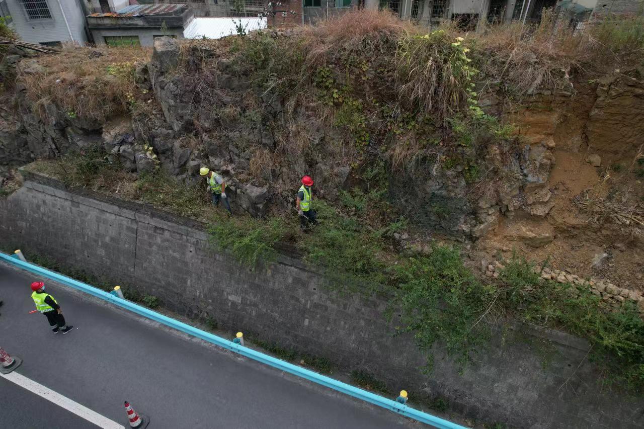 边坡危石、杂草清除.jpg