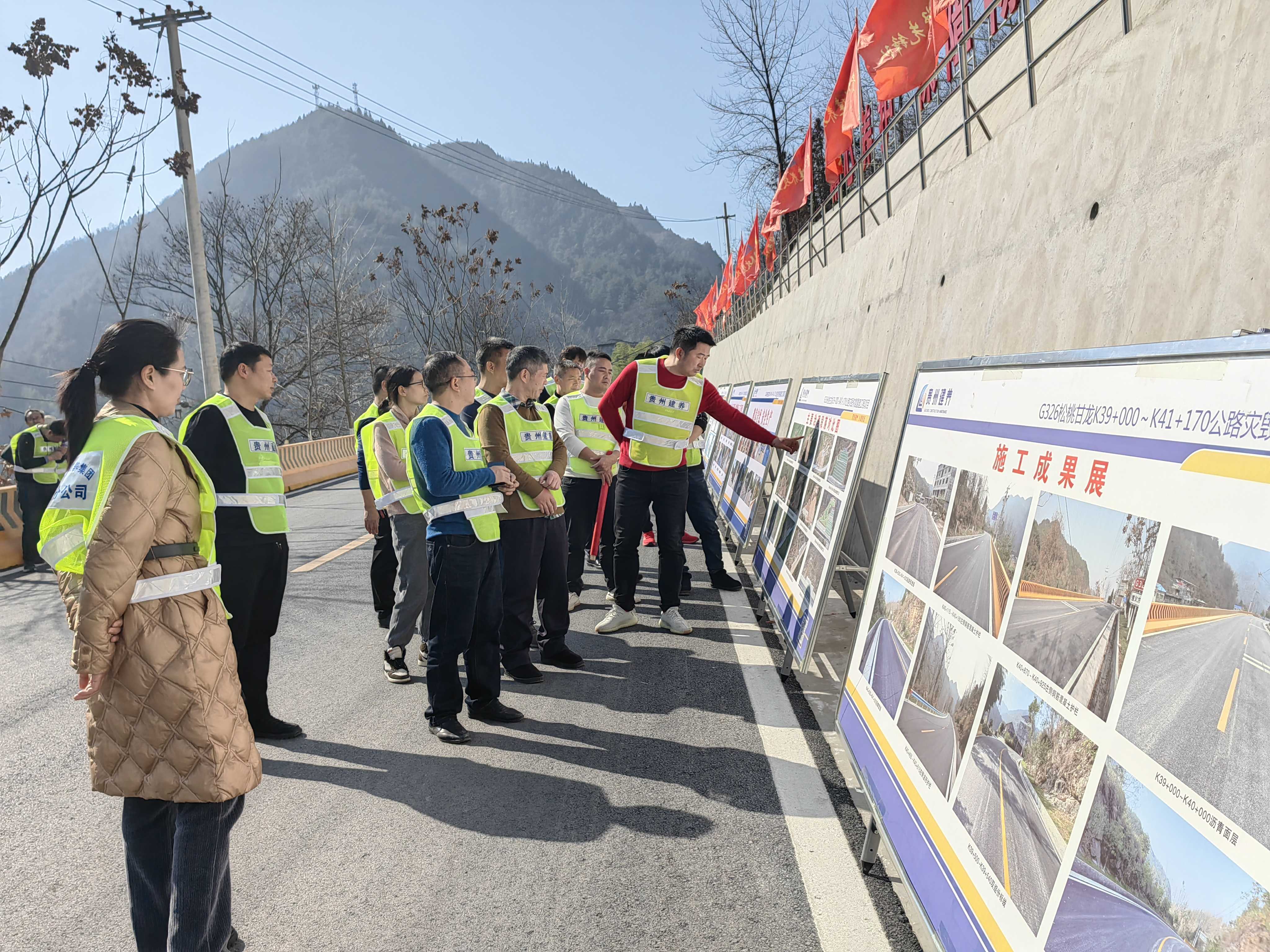 项目经理李信介绍项目施工过程.jpg