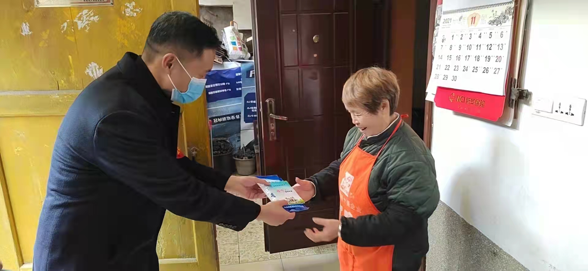 入户发放疫情防控指南和口罩.jpg