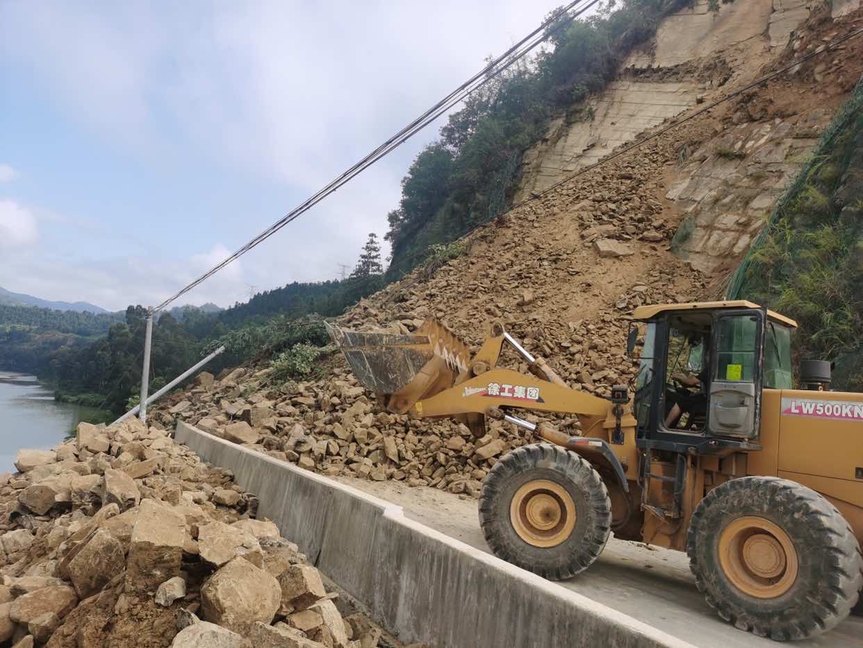 清理塌方现场.JPG