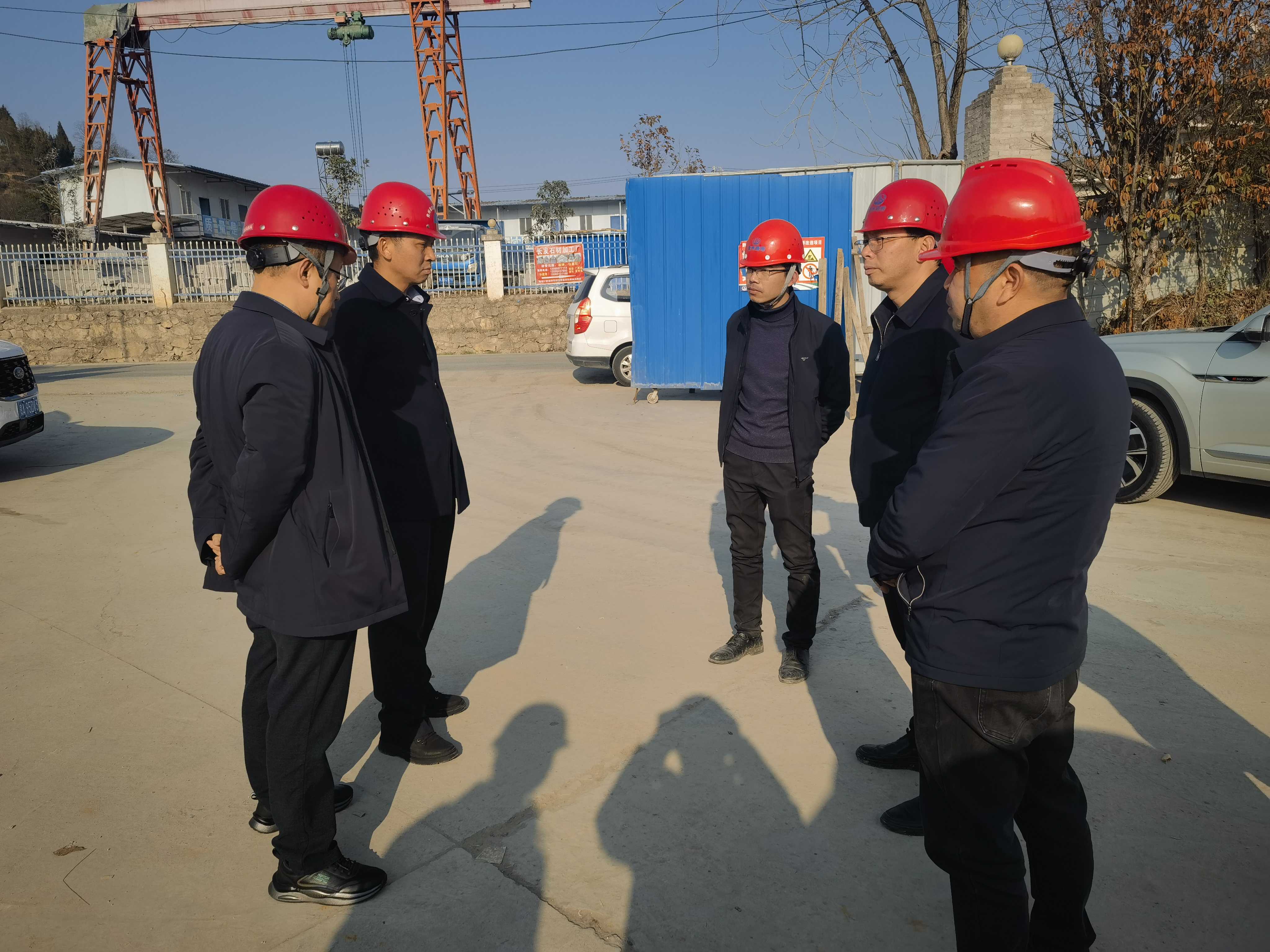 刘健宇(左二)听取项目情况汇报.jpg