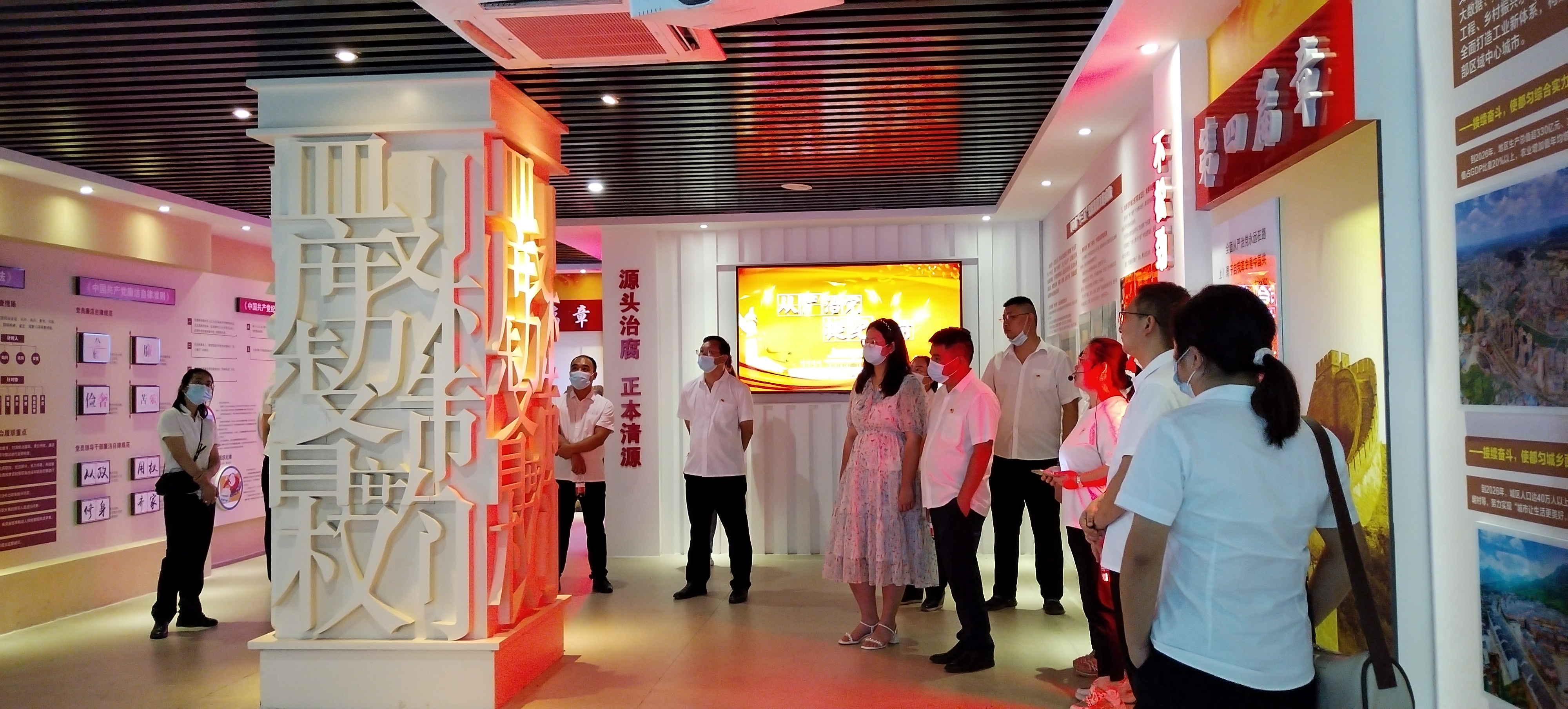 聆听讲解员介绍展厅内容3.jpg