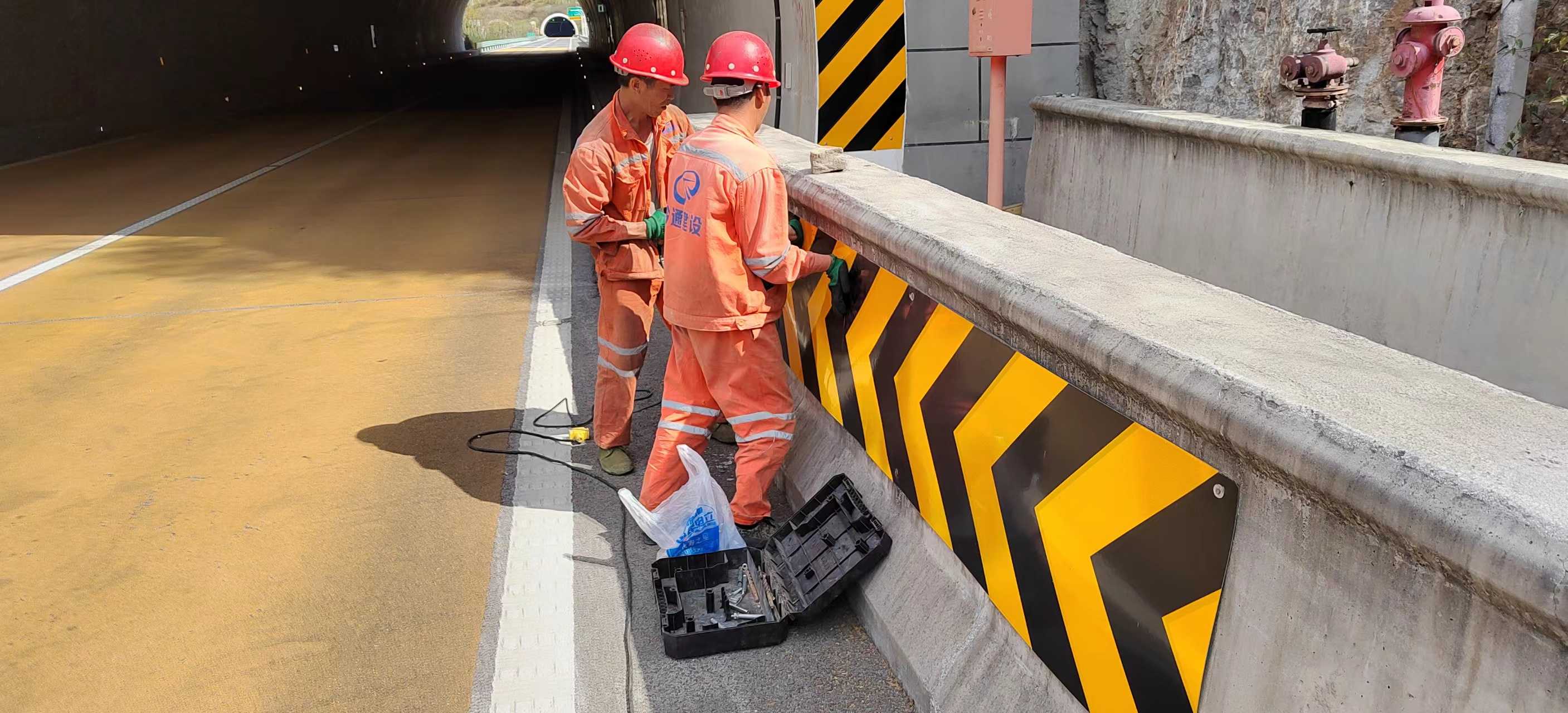 安装提示牌.jpg