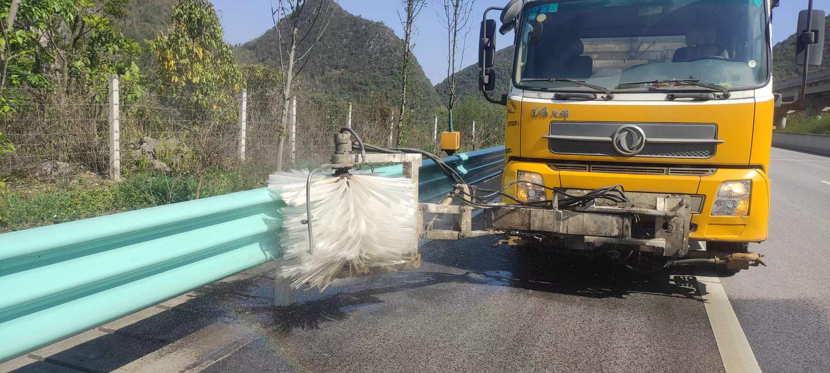 清洗波形护栏.jpg