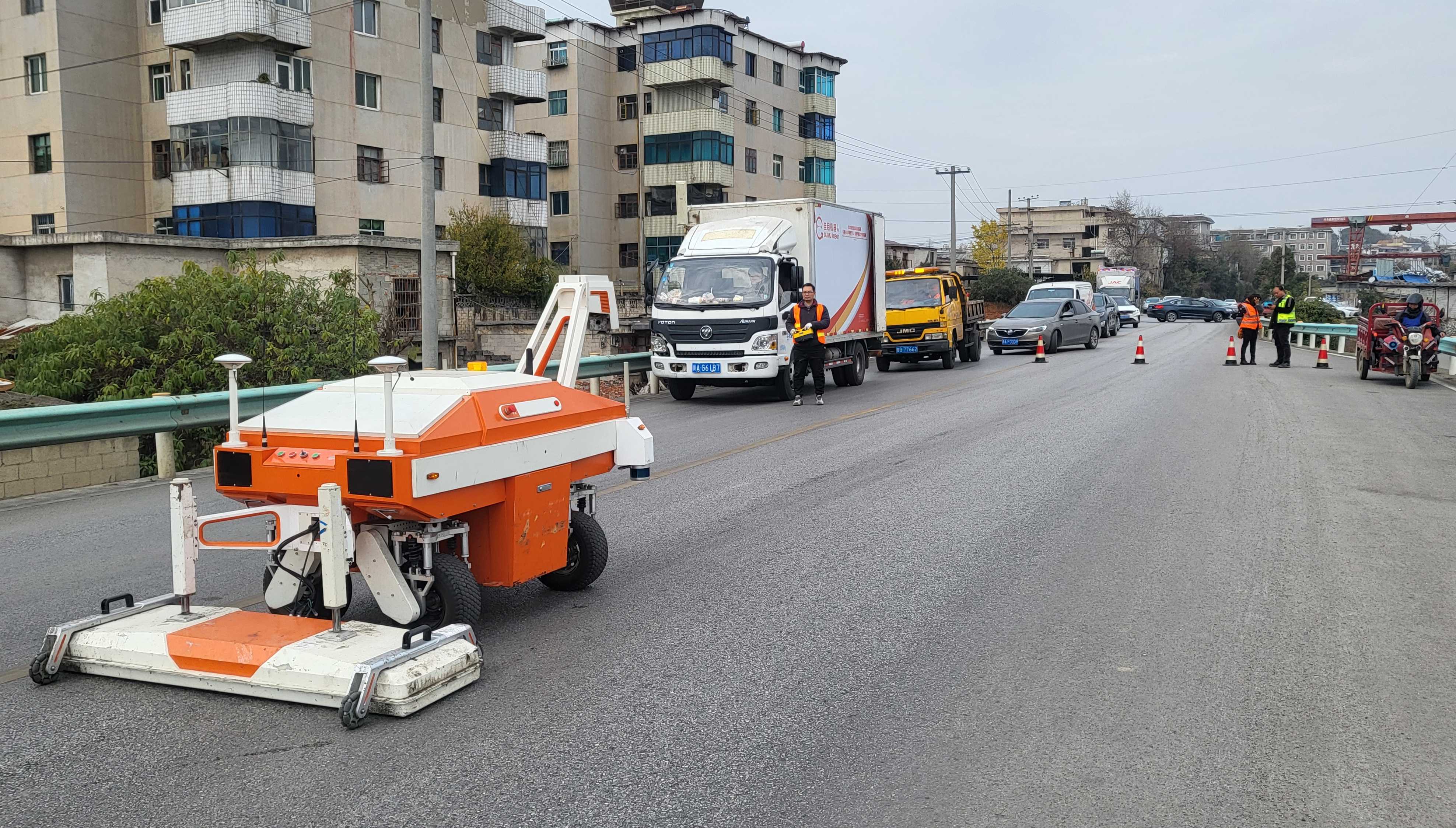 “圭目道路病害机器人”进行道路病害检测(原图剪裁后).jpg