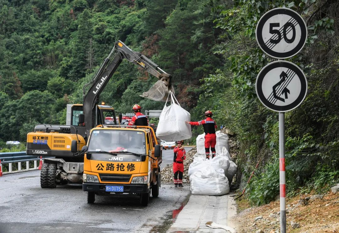 公路应急队员进行道路保畅处置演练.jpg