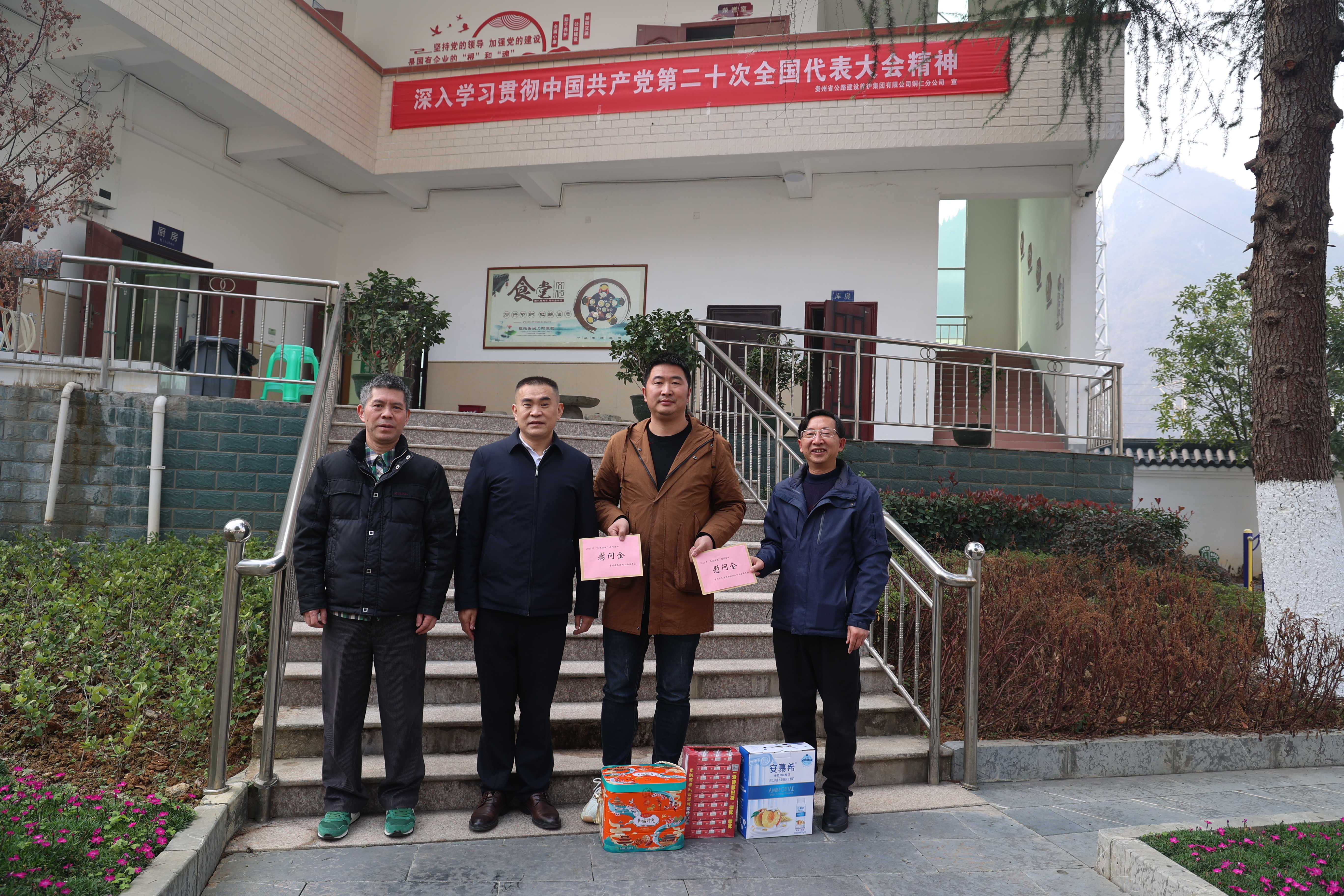 程勇(左二)慰问省五一劳动奖章获得者李信同志.JPG