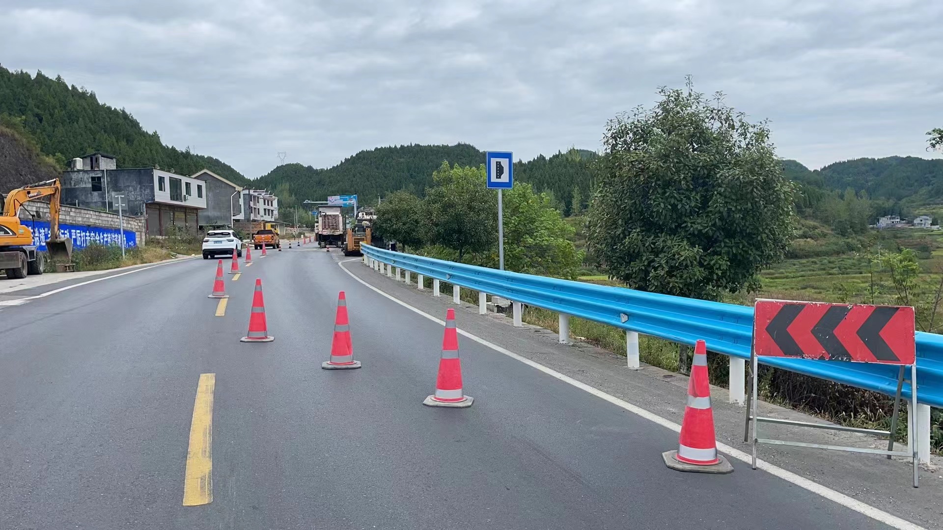 G242线黄板至松桃路面改造工程规范交通标志标牌.jpg