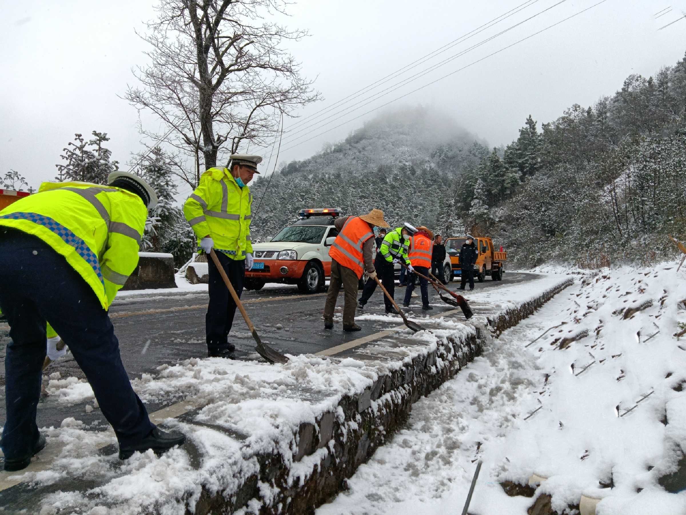 13、与交管部门联合清除路面积雪.jpg