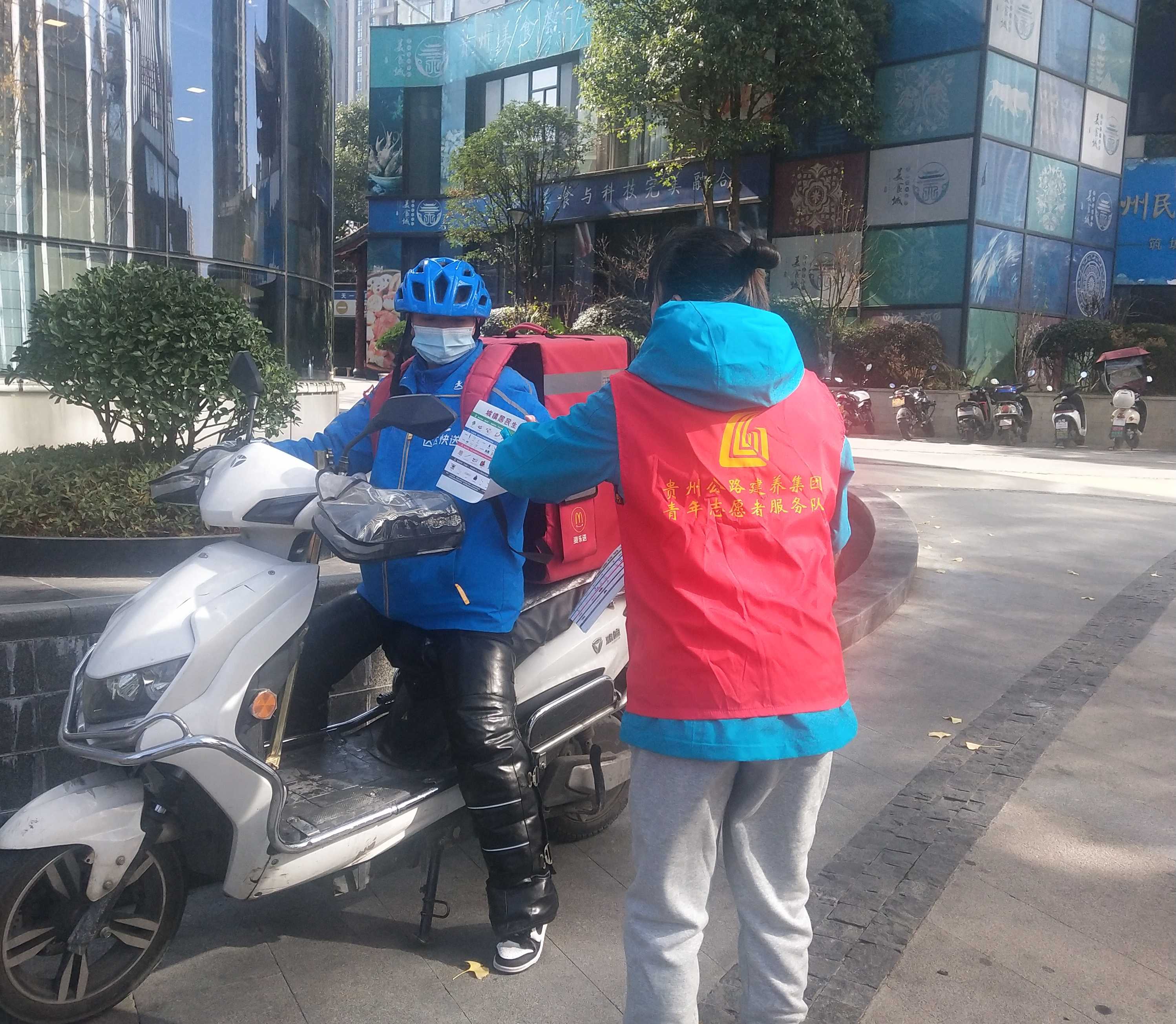 发放垃圾分类宣传资料_副本.jpg