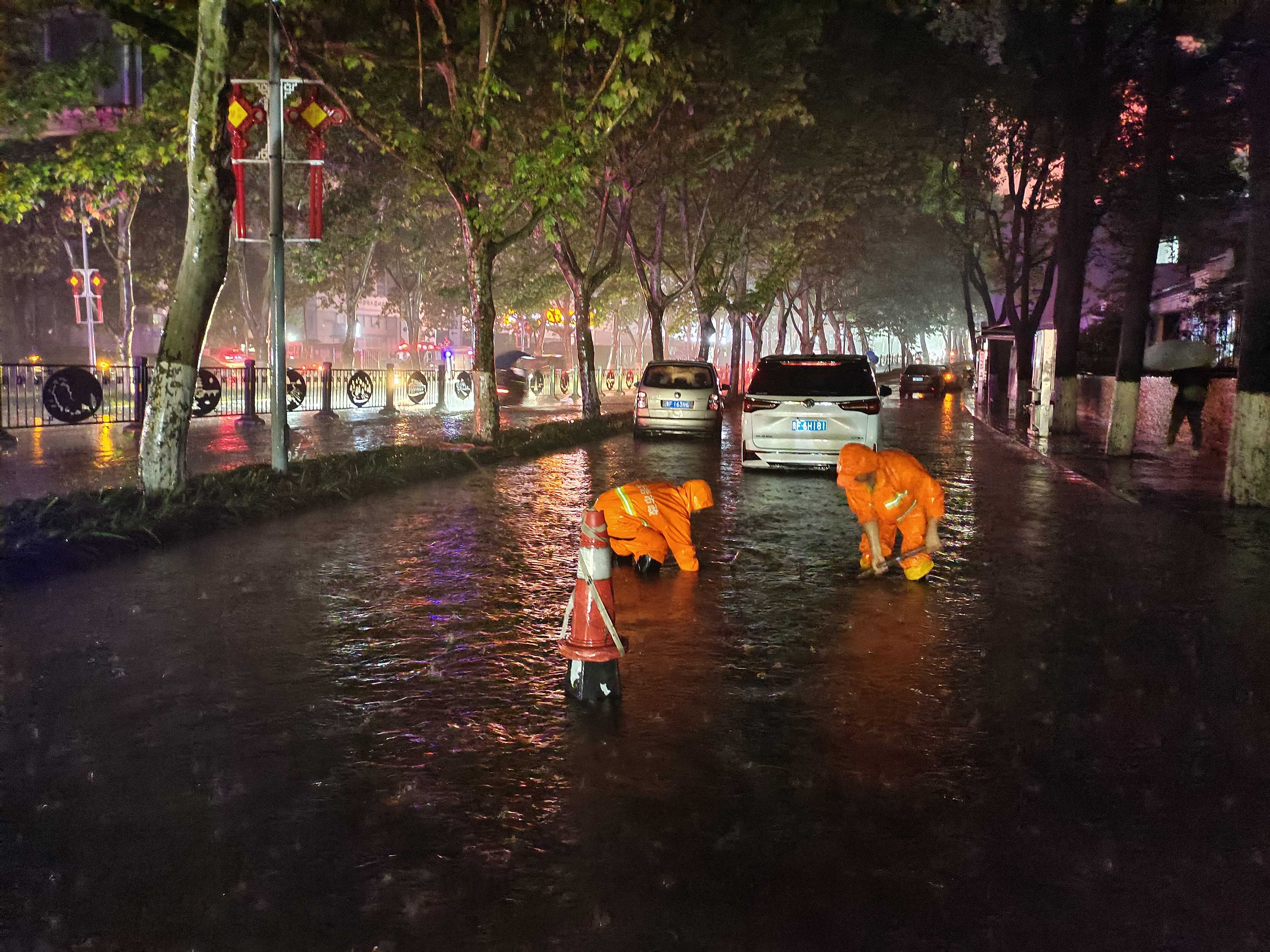 3.清理北京路积水.jpg