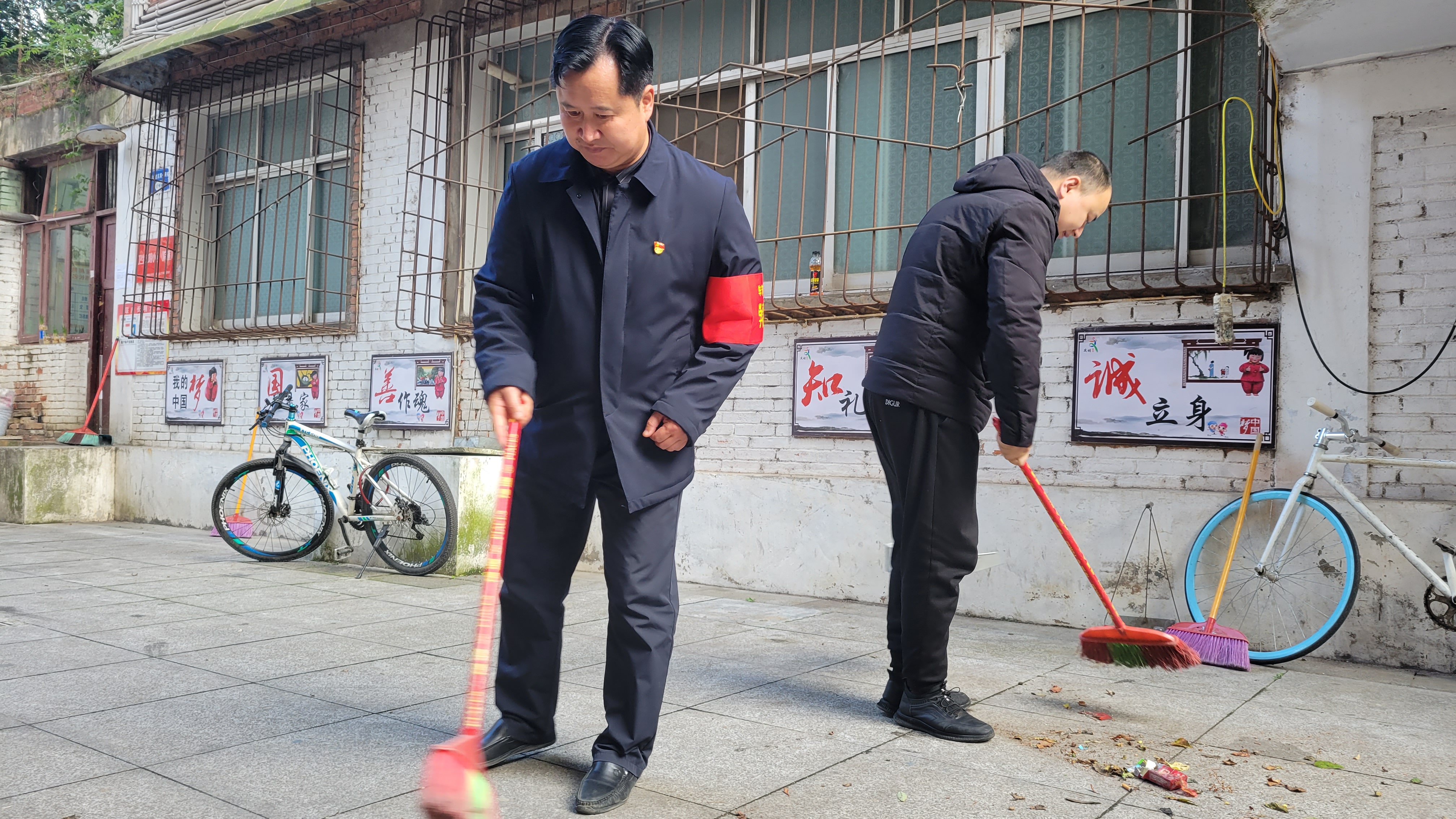 打扫老年活动中心环境卫生.jpg