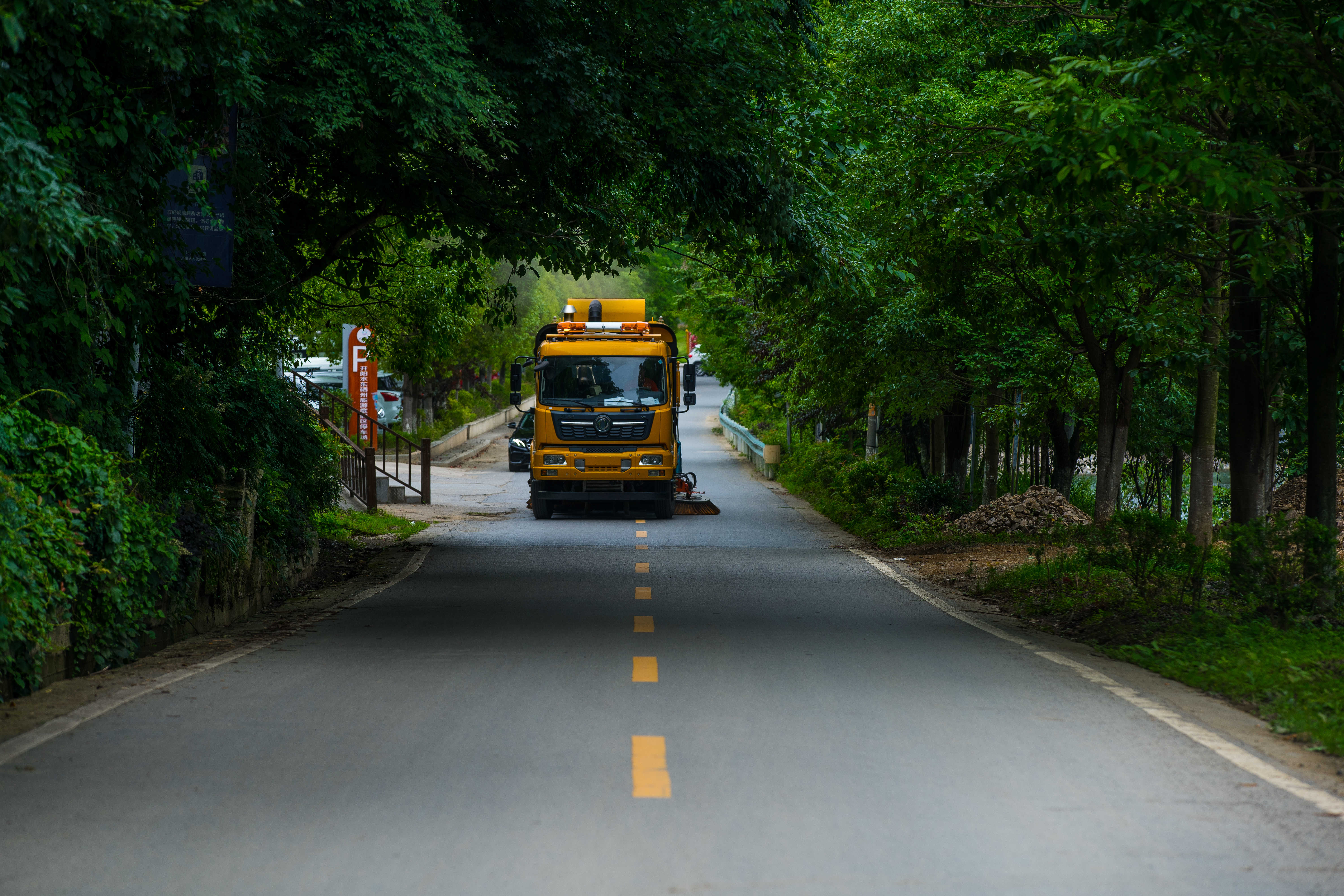 贵阳养护总站对管养农村公路进行机械清扫.jpg