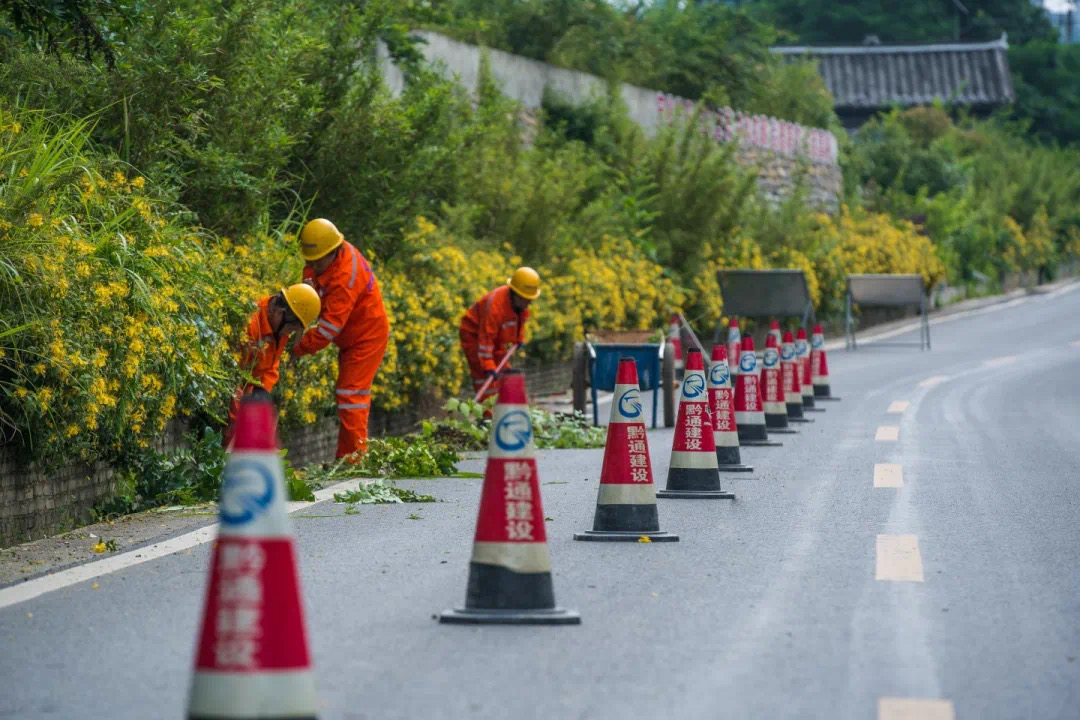 贵阳养护总站农村公路清理边沟.JPG