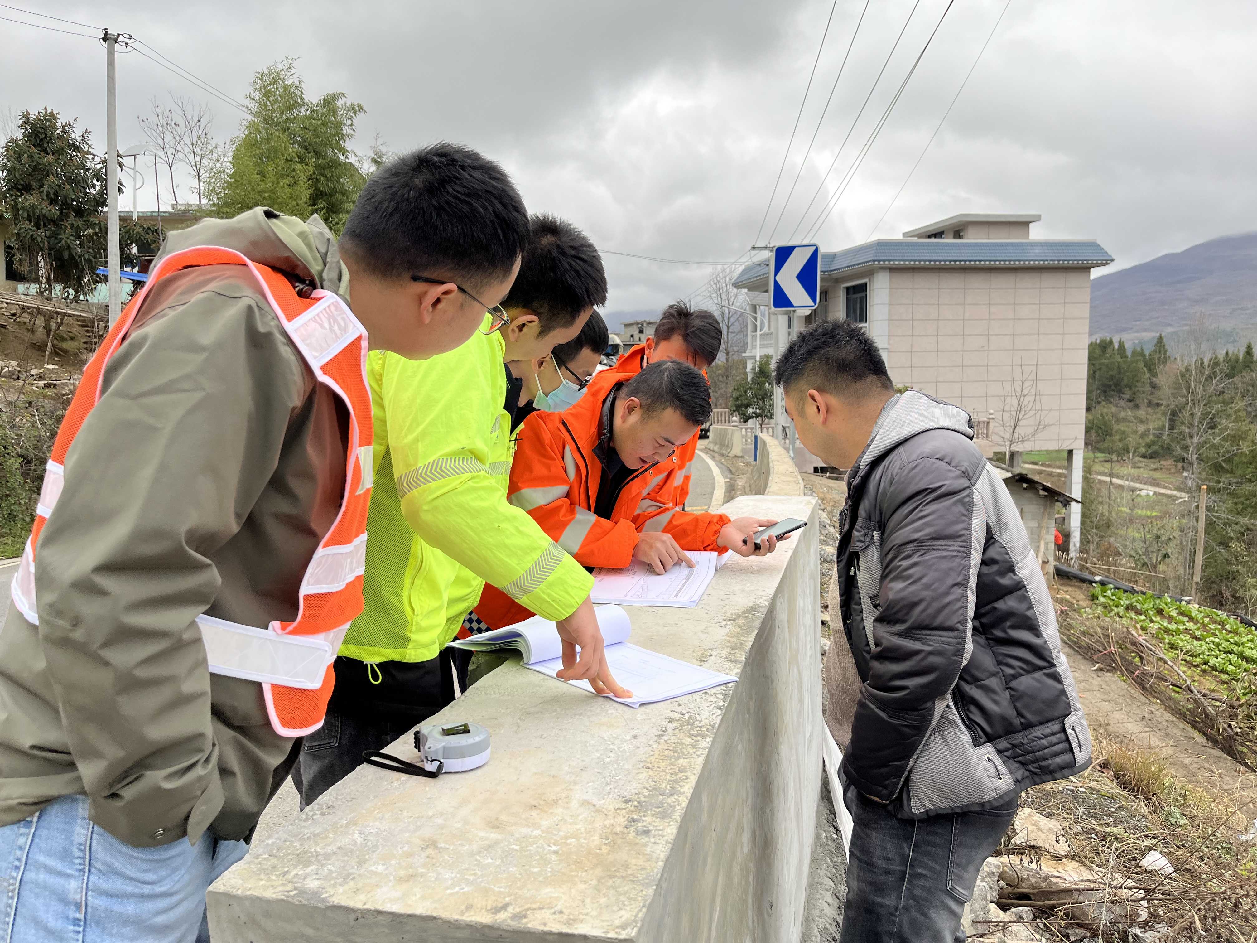 驻地业主办到铜仁公路管理局普通国道公路安全设施精细化提升工程项目检查工作.jpg