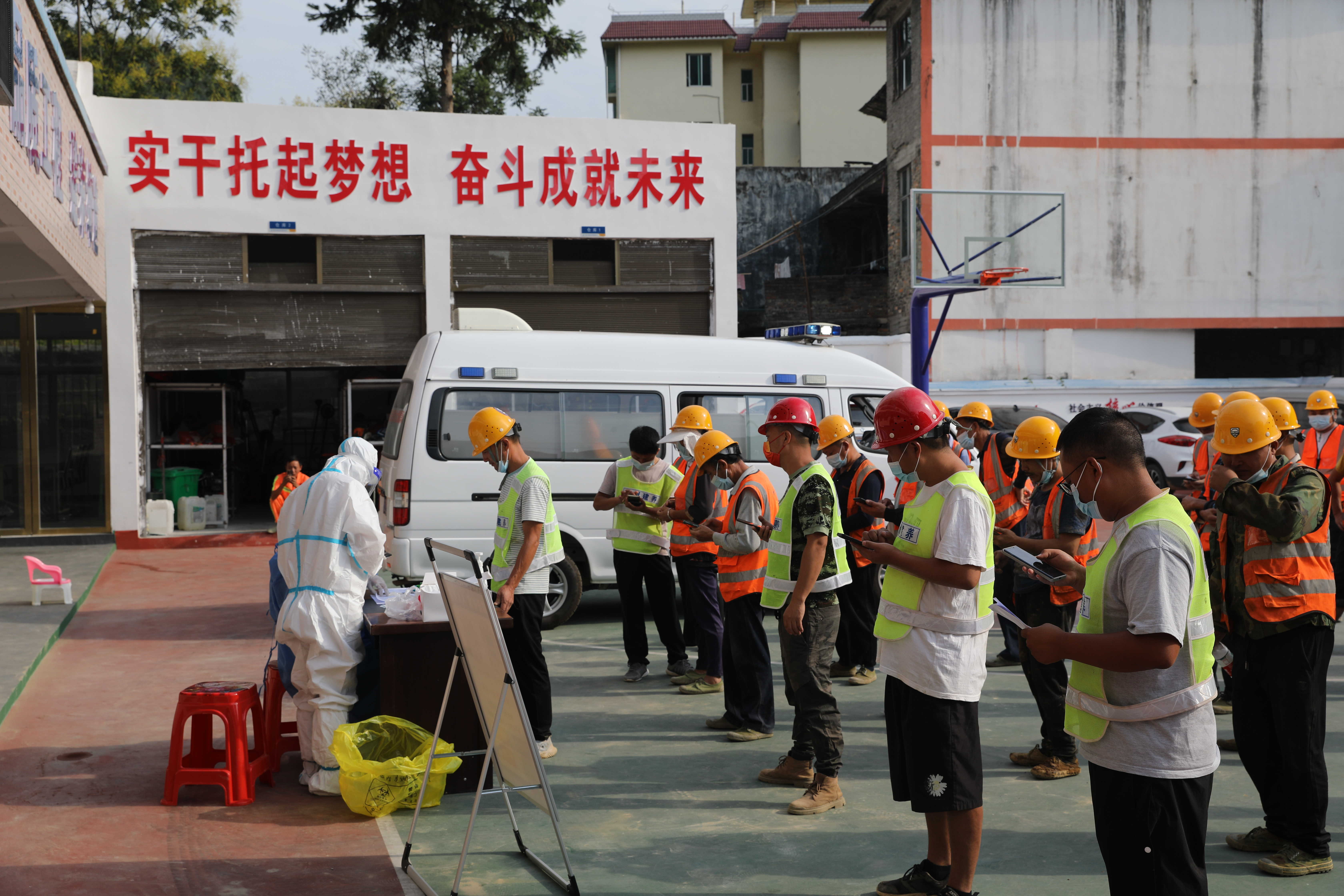G326松桃甘龙公路灾毁恢复重建工程项目全员核酸检测1.jpg