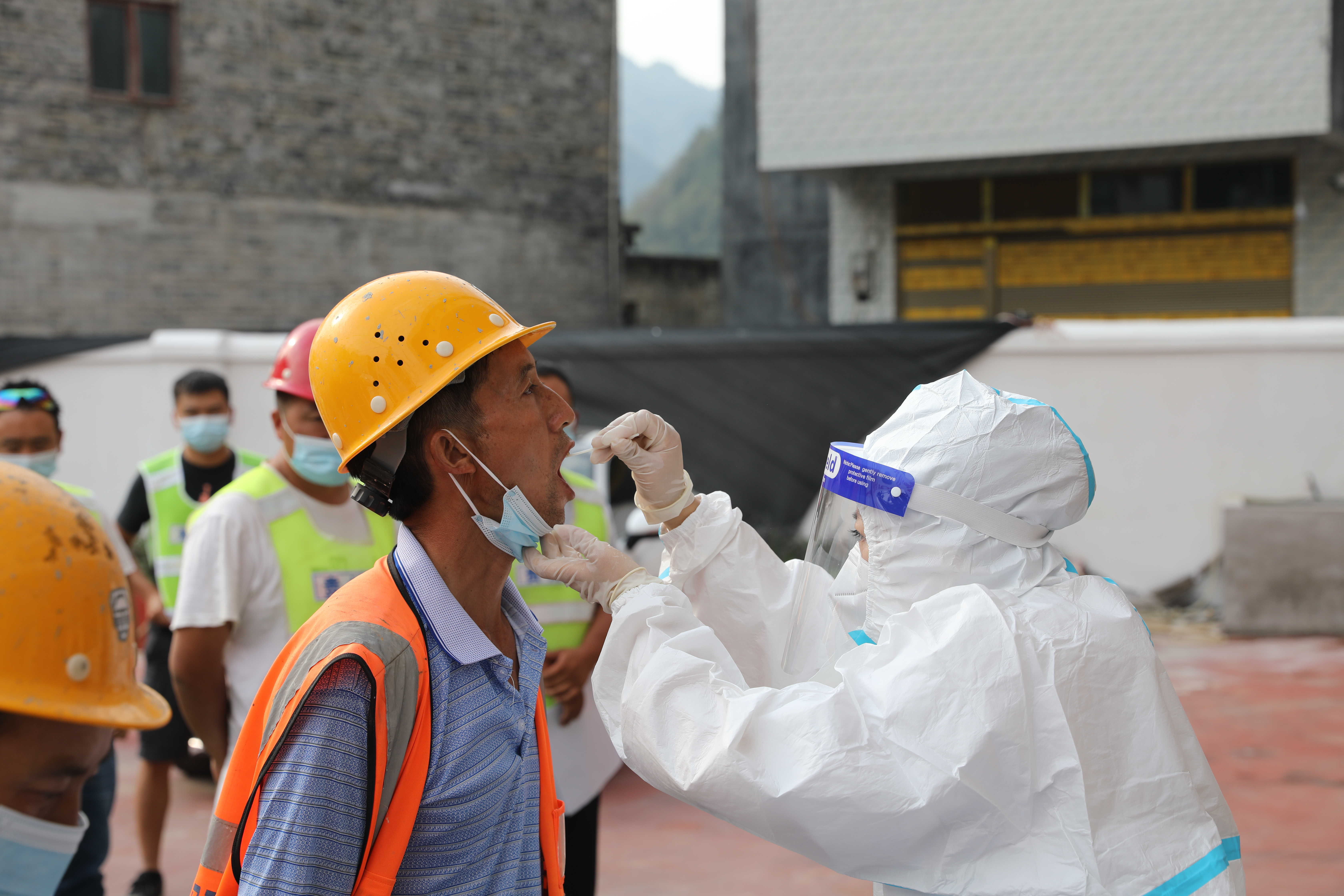 G326松桃甘龙公路灾毁恢复重建工程项目全员核酸检测.jpg