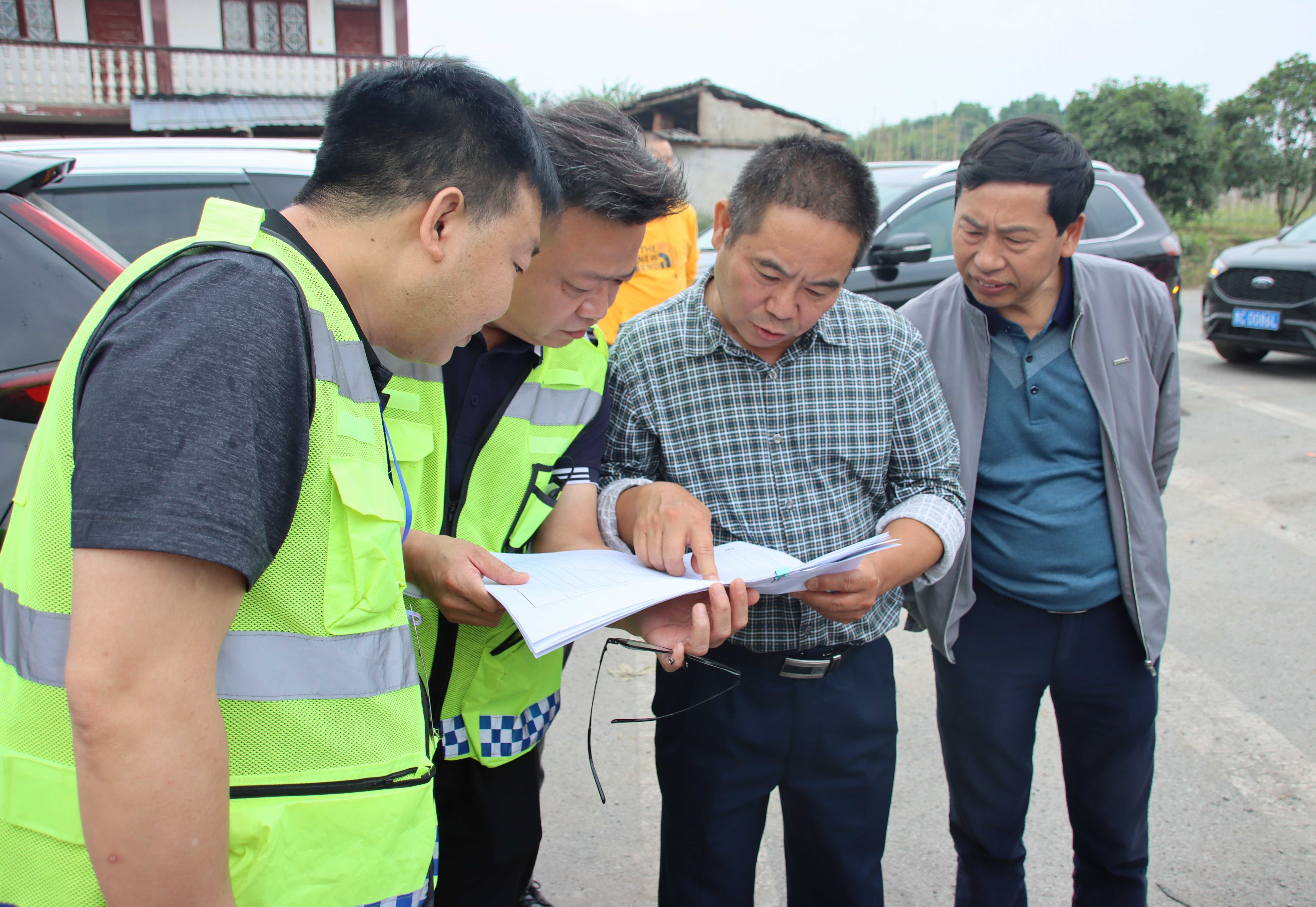 省公路局党委委员、总工程师束懿(右二)查看施工图纸_副本.jpg